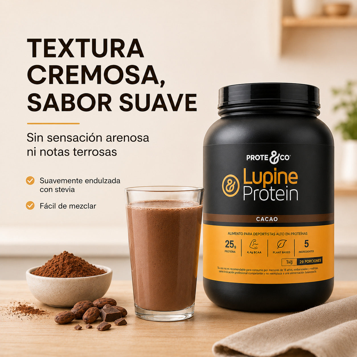 Proteína Lupine Protein sabor cacao vertiéndose en vaso, mostrando textura cremosa micronizada sin grumos y fácil disolución. Plátano.