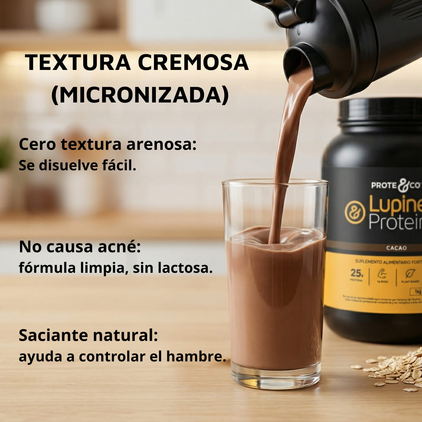 Proteína Lupine Protein sabor cacao vertiéndose en vaso, mostrando textura cremosa micronizada sin grumos y fácil disolución.